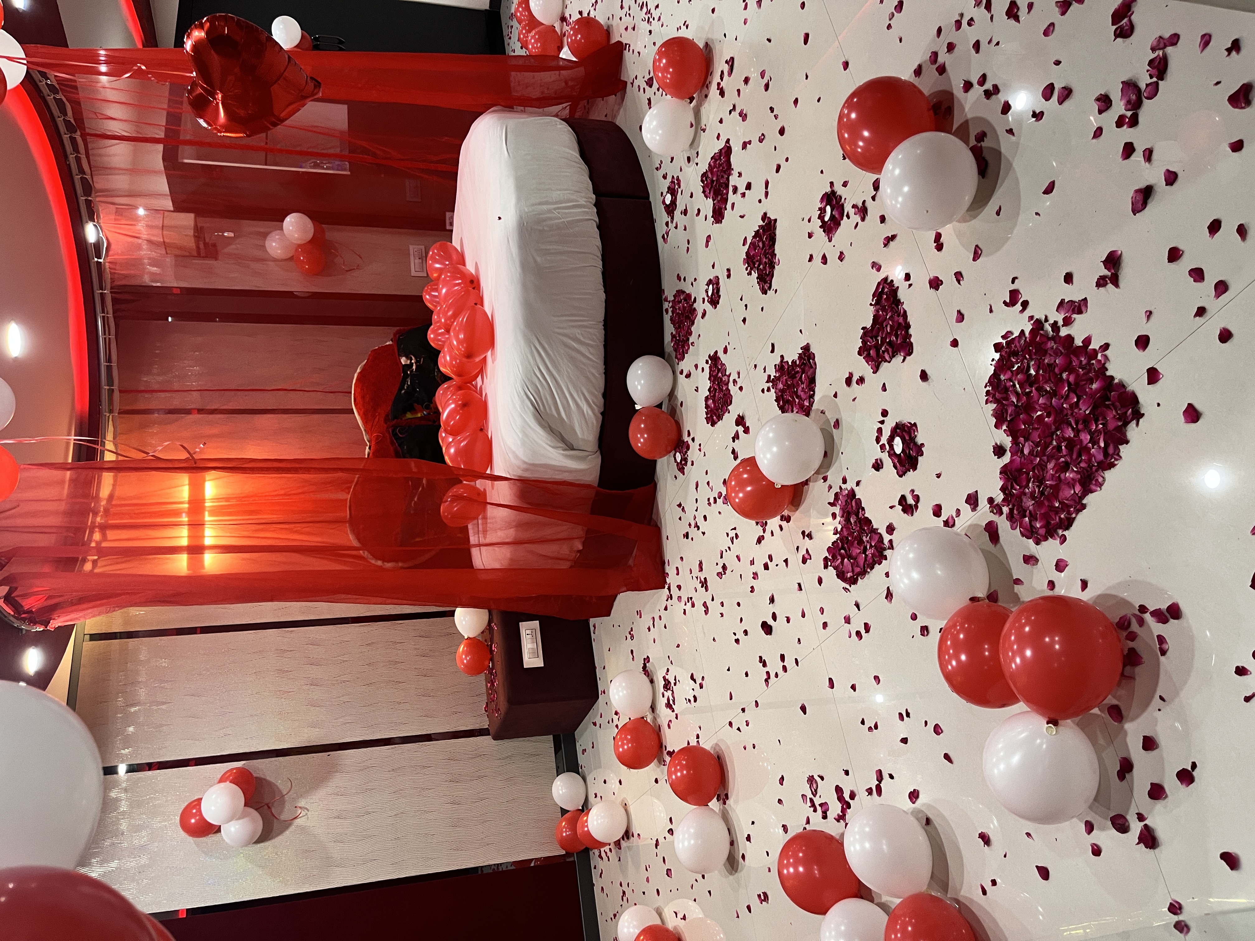COUPLE ROOM DECOR