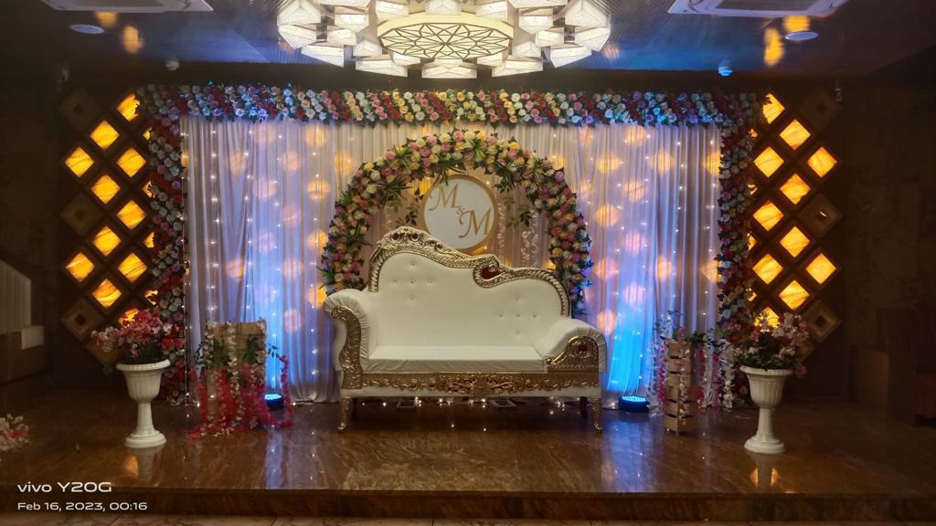 Golden Lattice White Sofa Stage